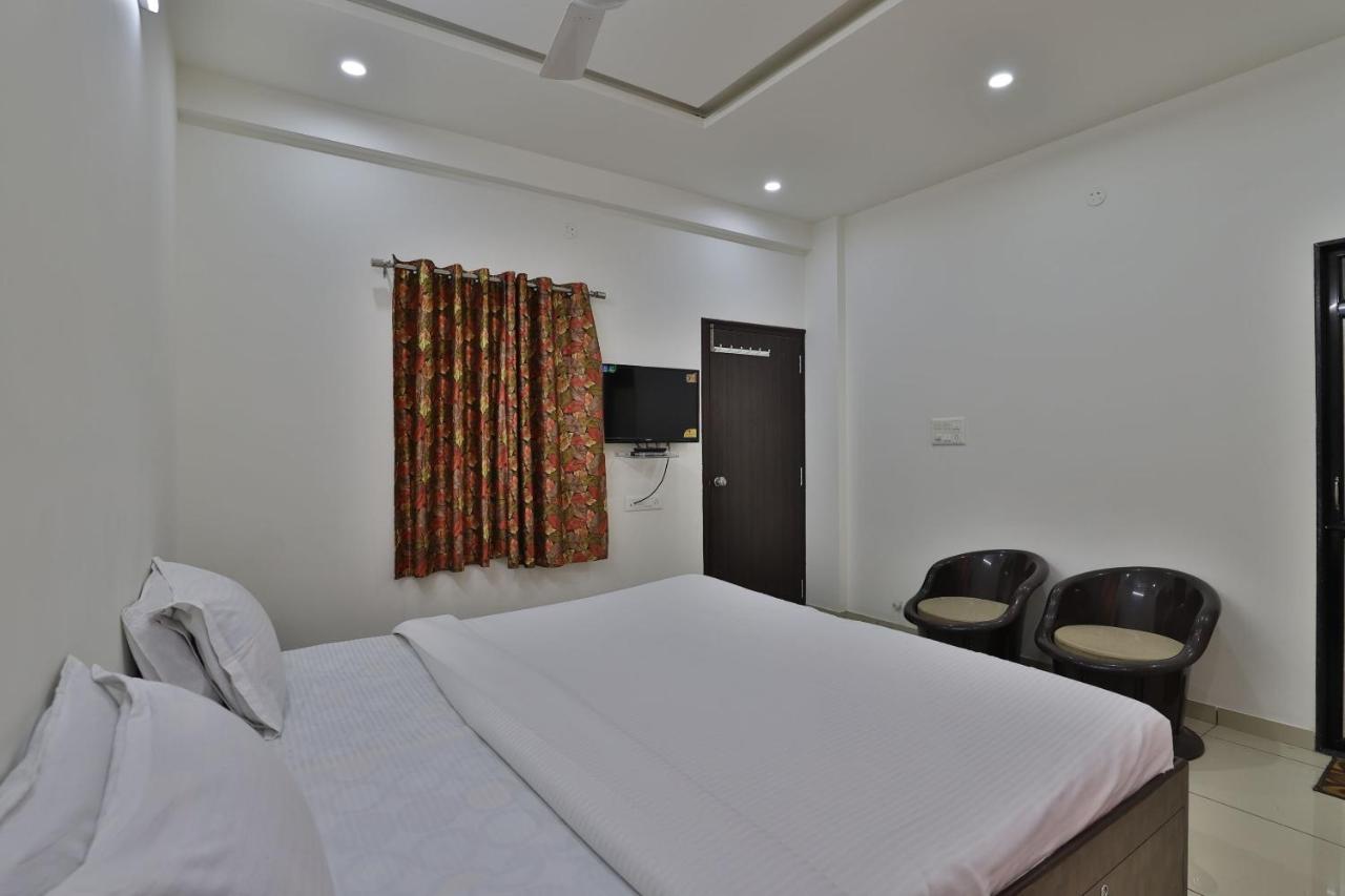 Spot On 38154 Shakti Hostel & Hotel Bhuj Exterior photo